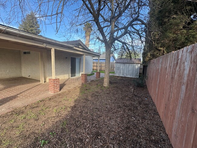 Building Photo - NW Visalia Home Rent Ready!