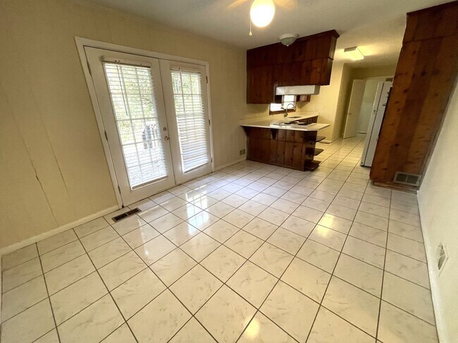 Building Photo - 5br House off S. Milledge (Available now o...