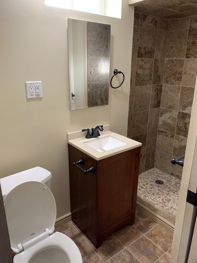 Building Photo - 624 Carol Dr