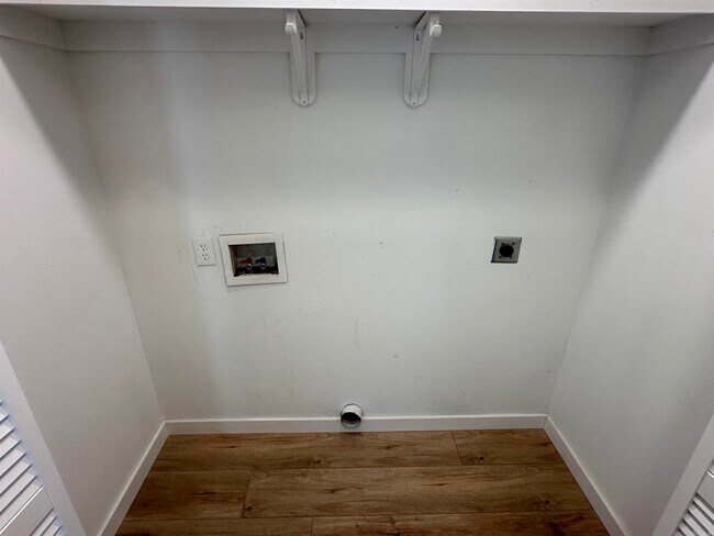 Building Photo - 216 Spring Branch Dr
