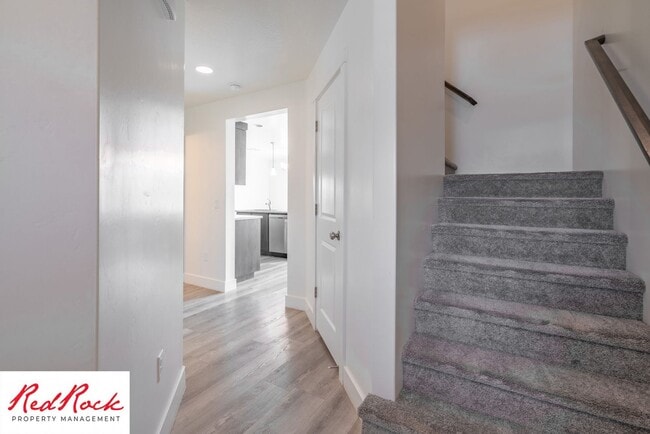 Building Photo - 4 Bed/2.5 Bath Townhome in Desert Bluff!