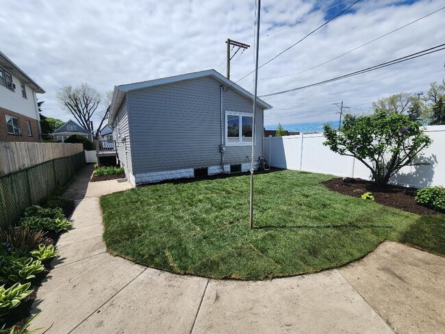 Building Photo - 4147 Prairie Ave