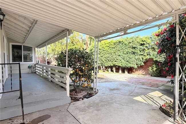 Building Photo - 1505 N Rosewood Ave