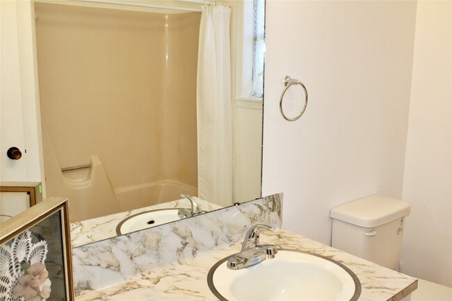 Building Photo - 218 Smith St