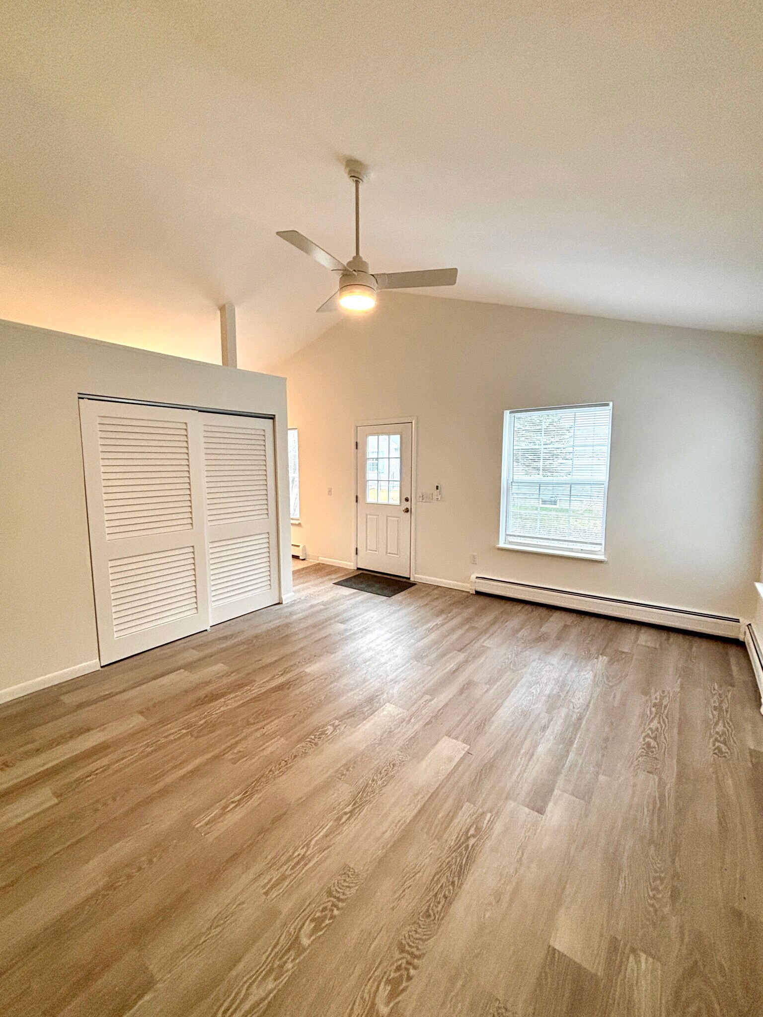 Building Photo - 402 Warren Rd