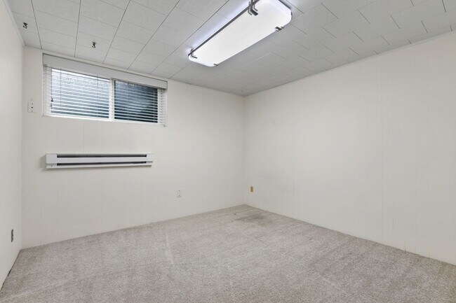 Building Photo - 3616 33rd Ave W