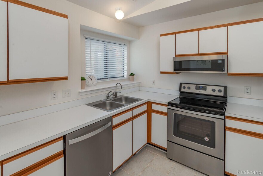 Building Photo - 42741 Lilley Pointe Dr