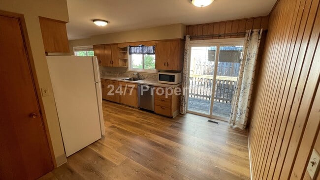 Building Photo - Spacious 4BD I 2BA Home w/ Separate Living...