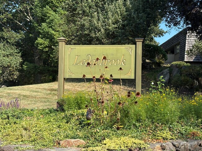 Building Photo - 90 Ledgebrook Dr