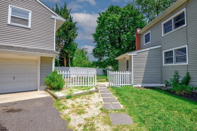 Building Photo - 2211 Shore Rd