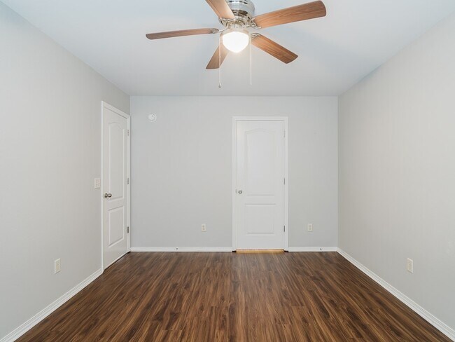 Building Photo - 3304 SW Deerfield Blvd