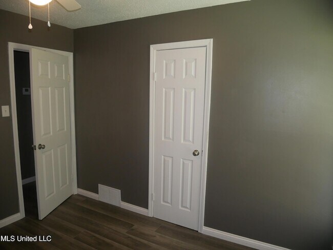 Building Photo - 5149 Gray Dr