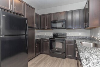 Building Photo - Move In Now & Enjoy 1 Month Free!
