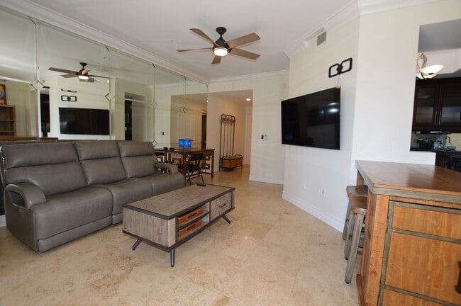 Building Photo - Beautiful and Bright Furnished, 1 Bd / 1 Ba  Condo w/ Pool View