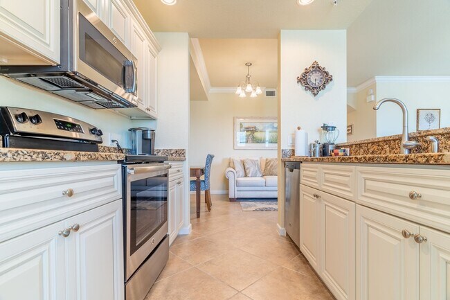 Building Photo - Furnished Annual -  2BR/2BA Second Floor c...