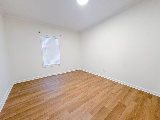 Building Photo - 4 Bedroom, 2 Bathroom: Pets Allowed!