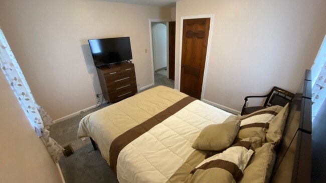 Building Photo - Fully Furnished with Washer and Dryer on quiet cul-de-sac