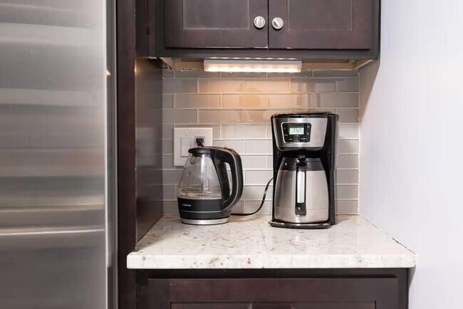 Building Photo - 810 Broadway-SI ID1511377P