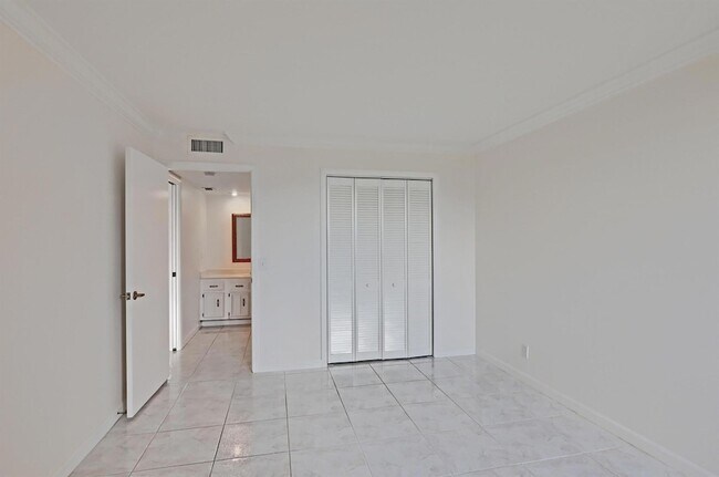 Building Photo - 5390 Woodland Lakes Dr