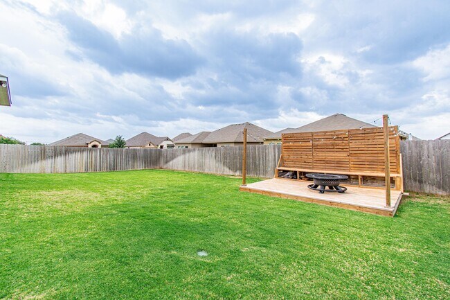 Building Photo - 10207 Six Shooter Ln