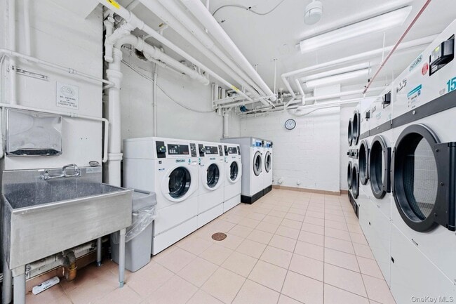 Building Photo - 240 E 35th St