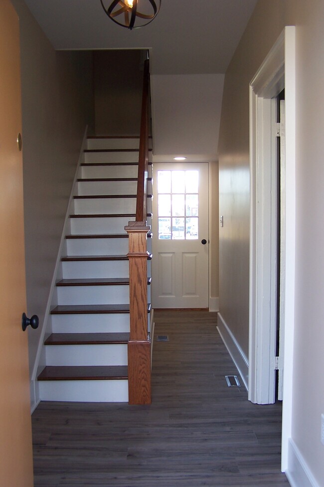 Entry - 26 E Pomfret St