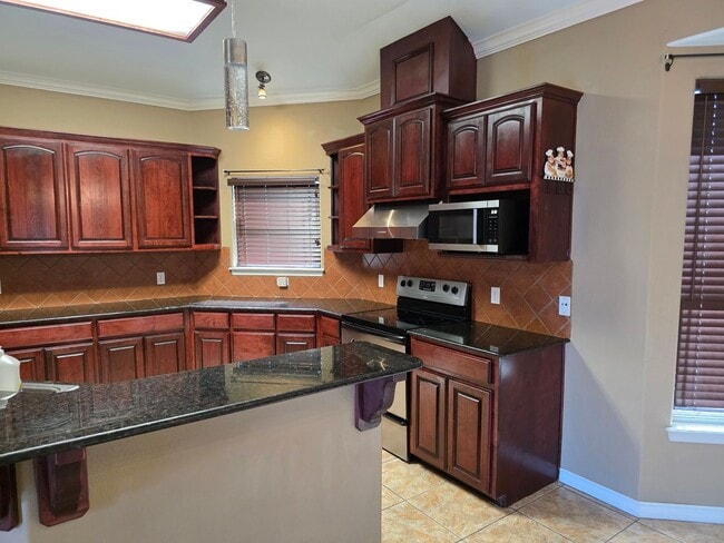 Building Photo - Quiet & Amenities on the Southside!