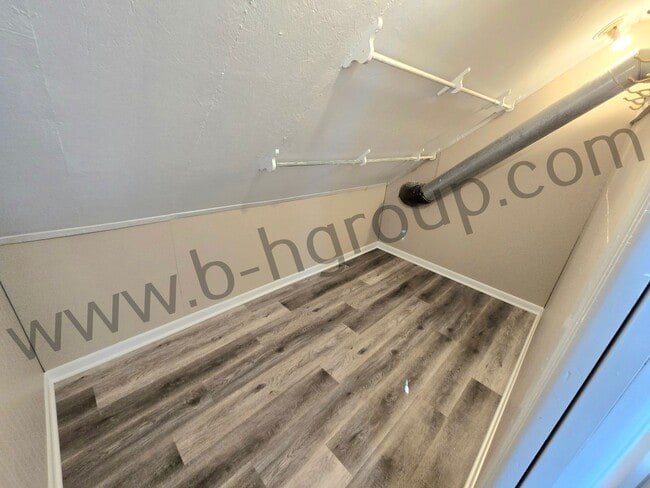 Building Photo - Great Location!