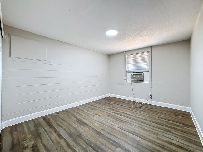 Building Photo - 702 21st Ave W