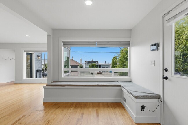 Building Photo - 5306 Beach Dr SW