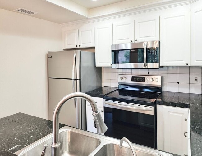 Building Photo - 26316 Los Viveros