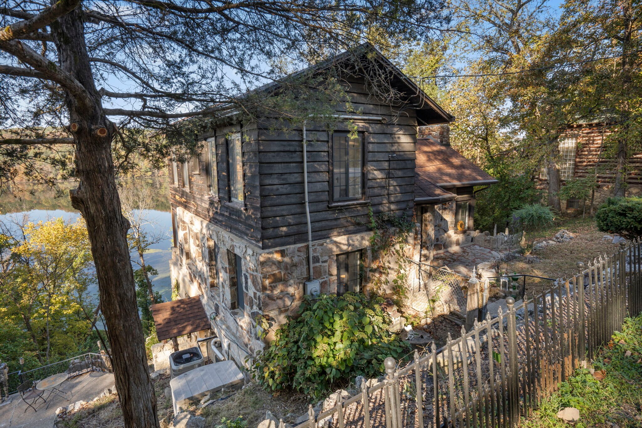 Building Photo - 196 Lakeside Way