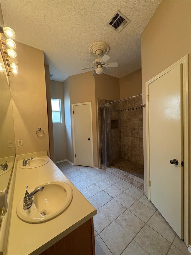 Building Photo - 2216 Quiet Wood Dr
