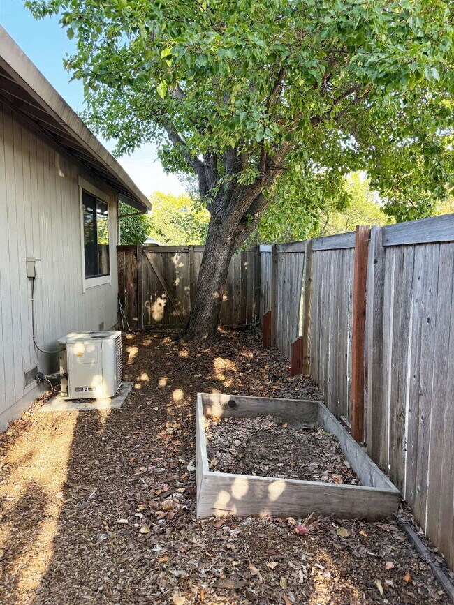Building Photo - Single-Level Sonoma Living Less Than a Mile from the Historic Plaza
