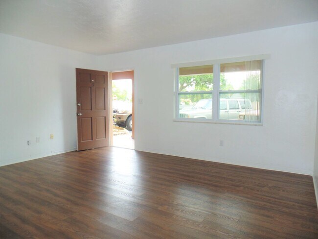 Building Photo - Updated, spacious one bedroom