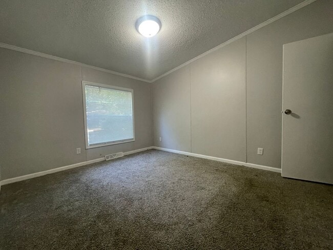 Building Photo - 3 Bedroom 2 Full Bath Home In Valpo