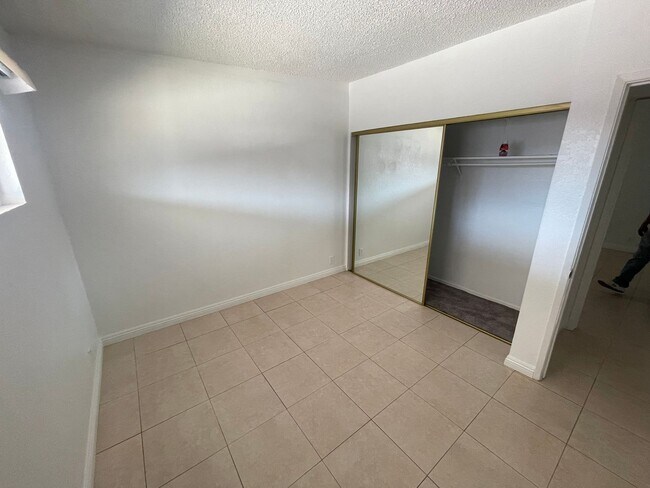 Building Photo - Classic 3Bed/2Bath single story home located near Boulder Highway