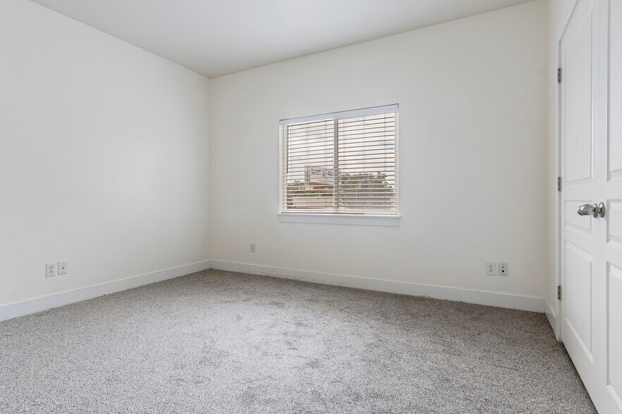 Building Photo - 389 S State St