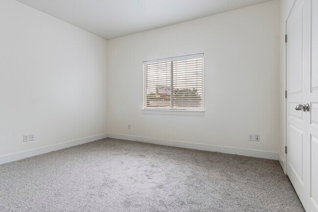 Building Photo - 389 S State St