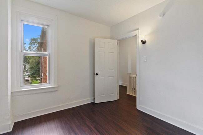 Building Photo - Spacious 5 Bedroom, 2 Bath Home in York City!