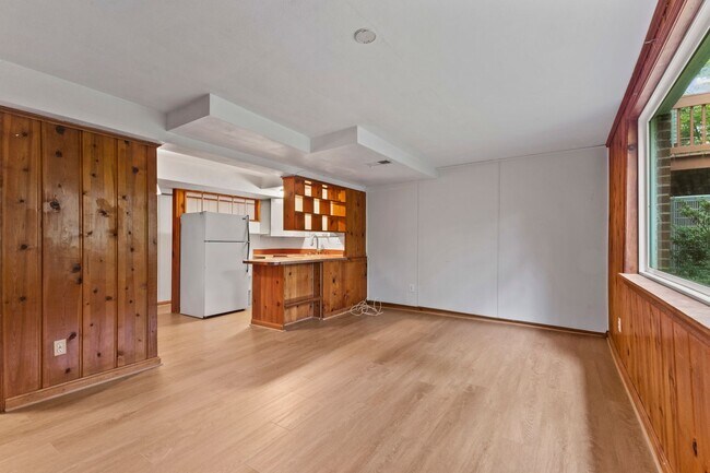 Building Photo - Discover this beautifully updated Colonial...