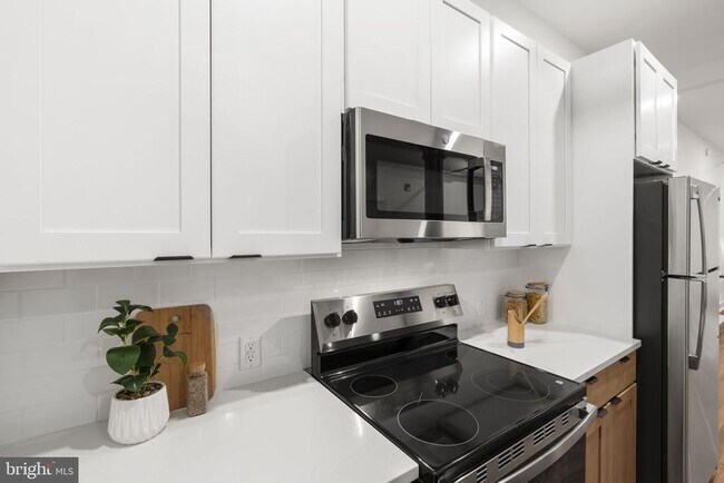 Building Photo - 240 Hermitage St