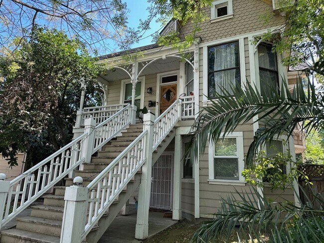 Building Photo - Amazing Location, Central Heat and Air, Washer & Dryer, Must See!