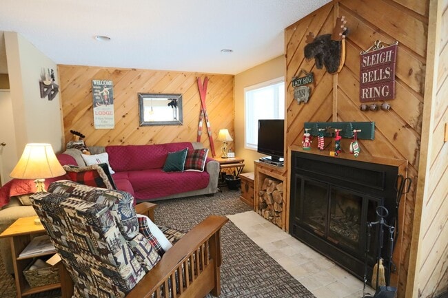 Building Photo - Seasonal 6 Month Lease Available!  $1,700/ mo Charming Two-Bedroom Condo in Waterville, NH!