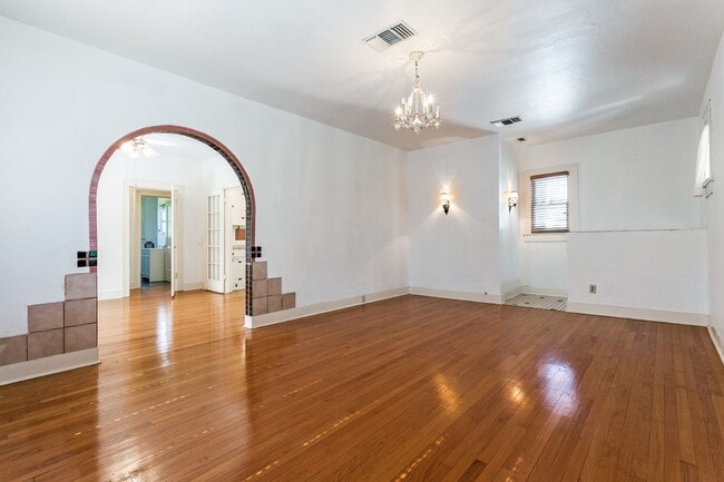 Building Photo - 2-BEDROOM UPSTAIRS DUPLEX OVERLOOKING SAN ...