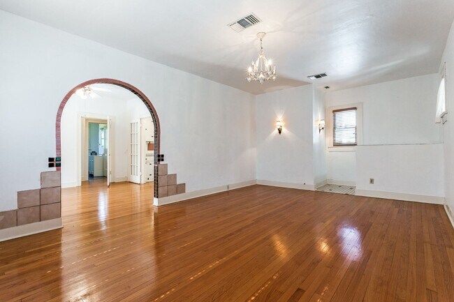 Building Photo - 526 Pershing Ave