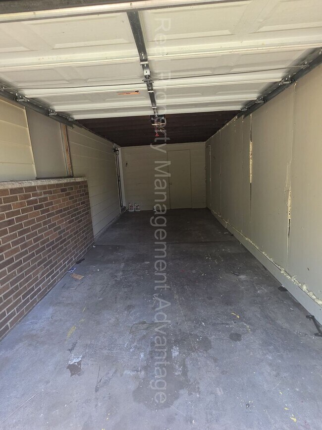 Building Photo - Updates Everywhere! 2/3 Bedrooms in Oak Park