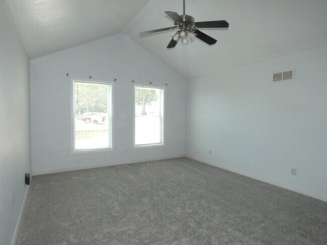 Building Photo - 275 Hazel Ct