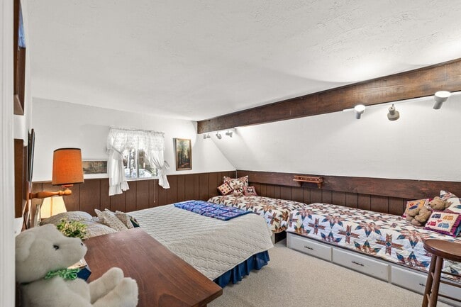 Building Photo - 3 bedroom, 2 bathroom, Spacious Scenic Munds Park Home!