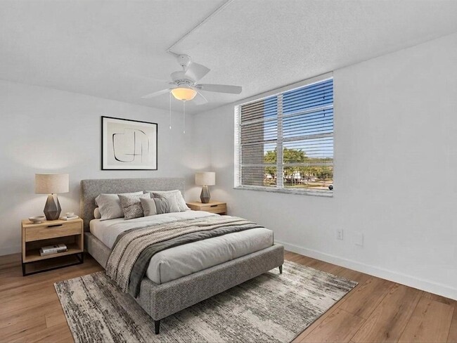 Building Photo - 9470 Poinciana Pl